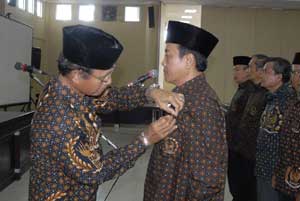 Bupati Dilantik Sebagai Ketua DHC BPK 45 item-thumbnail