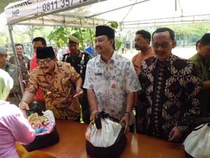 Gubernur Jatim Gelar Sembako Murah item-thumbnail