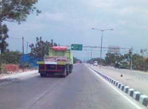 Hati-hati Kemudikan Truk di Jalur Pantura item-thumbnail