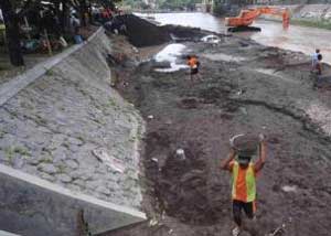 Pengusaha Nekat Keruk Pasir Tanggul Penahan Banjir Lahar item-thumbnail