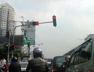 Banyak Kendaraan di Cilacap Terobos Lampu Merah item-thumbnail