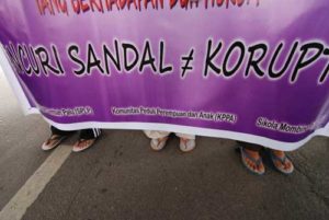 Pencuri Sandal Jepit 5 Tahun Penjara, Koruptor 1,5 Tahun item-thumbnail