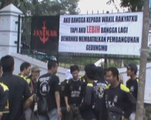 Tolak Pembangunan Gedung Baru DPRD Jabar item-thumbnail