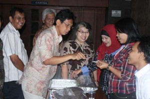 Buku Divine Kretek, Rokok Sehat Diluncurkan item-thumbnail