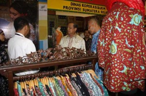 Industri Tekstil, Kulit dan Alas Kaki Tumbuh 7,52% item-thumbnail