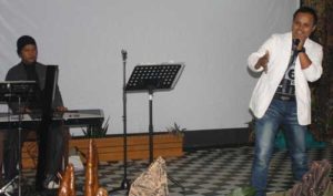 Pencipta Lagu Dompak Sinaga, Ingin Jadi Presiden item-thumbnail