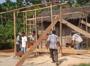 Gapensi dan Kadin Bantu Bedah Rumah Warga Tidak Mampu item-thumbnail
