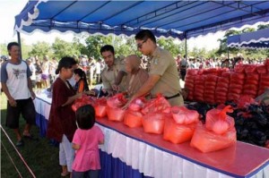 Gubernur Bibit Waluyo Buka Pasar Murah item-thumbnail