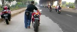 Polisi Hukum Pelajar Nuntun Motor 7 KM item-thumbnail