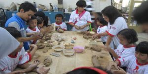 Siswa SD Berlatih Membuat Keramik item-thumbnail