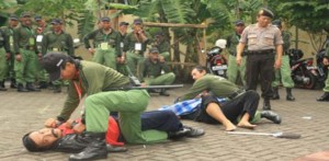 Polres dan Linmas Simulasi Pengamanan di TPS item-thumbnail