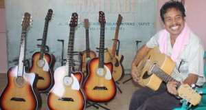 Perajin Gitar Sipoholon Minta Perdagangan Kayu Attuang Dibebaskan item-thumbnail
