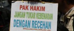 Berperilaku Kurir Berusaha Temui Hakim item-thumbnail