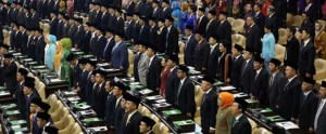 Anggota MPR-RI Mulai Menyakiti Hati Rakyat item-thumbnail