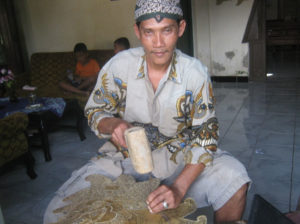Perajin Wayang Kulit Butuh Pengembangan item-thumbnail
