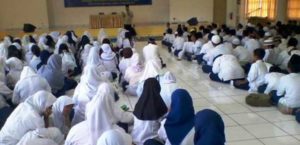 Kepala SMPN 5 Probolinggo Ajak Guru dan Murid Tingkatkan Iman dan Takwa item-thumbnail