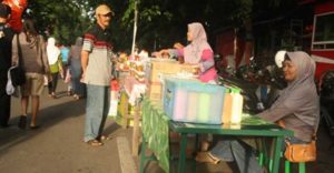 PKL di Pasar Minggu Probolinggo Dapat Bantuan Meja Lapak item-thumbnail