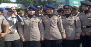 Komisi III DPR Gembira Kapolri Perbolehkan Polwan Berjilbab item-thumbnail