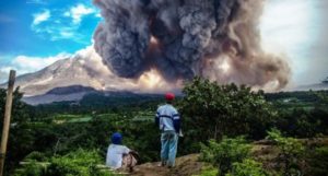 Semburan Debu Vulkanik Sinabung Sampai ke Berastagi item-thumbnail