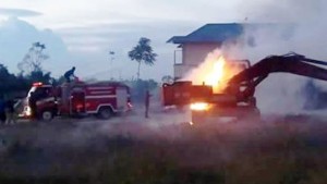 Warga dan Polisi Bentrok di Tanah Karo item-thumbnail