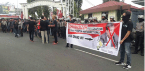 Disebut Pendukung FPI dan HTI, Fahri Hamzah Diusir Massa item-thumbnail