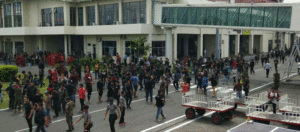 Ribuan Massa Masuk ke Bandara Sam Ratulangi Mencari Fahri Hamzah item-thumbnail