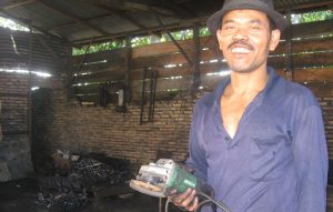 Pandai Besi Alat-alat Perkebunan Sawit Desa Sitampurung, Butuh Uluran Tangan Pemerintah item-thumbnail