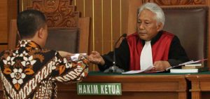 Hakim Cepi, Langgar Aturan item-thumbnail