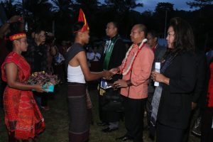 Bupati Taput Kunker dan Merayakan Natal di Parmonangan. item-thumbnail
