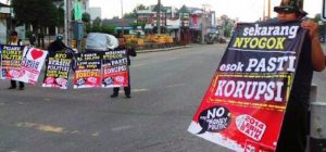 Massa FRM Bawa Kardus ke Kediaman Prabowo item-thumbnail