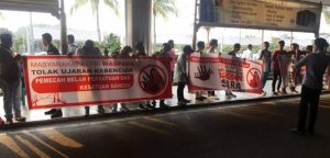 Kuasai Mikrophone Pesawat, Neno Warisman Diancam Hukuman Satu Tahun Penjara item-thumbnail