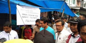 Pedagang Pasar Usir Sandiaga Uno item-thumbnail