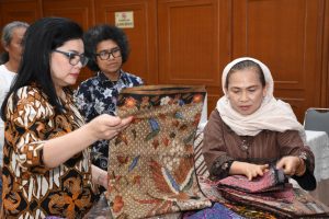 Kemenperin Pacu IKM Tenun dan Batik item-thumbnail