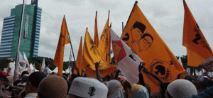 Bendera Golkar Berkibar di Panggung Kampanye Prabowo, Airlangga Marah Berat item-thumbnail
