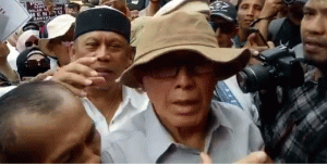 Massa Kivlan Zen Diusir Polisi dari Halaman Bawaslu item-thumbnail