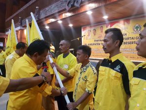 Ketua Partai Golkar DPD II Taput Lantik 14 Pimpinan Kecamatan item-thumbnail