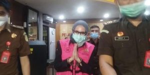 Si Cantik Jaksa Pinangki, Kini Kenakan Atribut Baru, Borgol, Rompi Pink dan Kerudung item-thumbnail