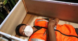 Jakarta Mengerikan, Pelanggar Protokol Kesehatan Dimasukkan ke Dalam Peti Mati… item-thumbnail