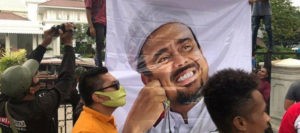 Warga Demo ke Balai Kota, Minta Rizieq Diusir dari Indonesia item-thumbnail