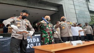 Mobil Polisi Sempat Ditabrak Beberapa Kali Oleh Mobil Pendukung Rizieq item-thumbnail