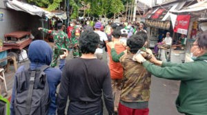 Petugas Gabungan Mencabut Spanduk FPI item-thumbnail