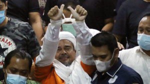 Rizieq Shihab Resmi Ditahan Polisi item-thumbnail