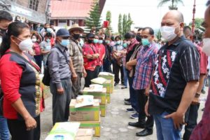 Bupati Nikson Nababan Serahkan Bantuan Benih Jagung dan Alsintan Kepada Kelompok Tani item-thumbnail