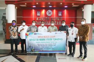 Bupati Taput Terima Bantuan Meubiler untuk SD Torhonas dari Inalum item-thumbnail