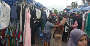 Di Pasar Jodoh Batam, Baju-baju Bermerk Dijual dengan Harga Murah item-thumbnail