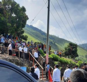 Jokowi Tanam 1.000 Pohon di Desa Simangulappe Bakkara item-thumbnail