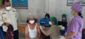 Polres Humbahas Bagikan Mie Instan Kepada Warga yang Divaksin Booster item-thumbnail