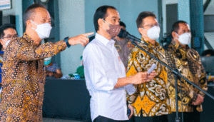 Pulihkan Ekonomi, Pemerintah Prioritaskan Vaksin Booster Bagi Pekerja Industri item-thumbnail