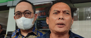Deolipa Gugat Presiden Jokowi Rp 15 Triliun dan Bareskrim Rp 15 Miliar item-thumbnail