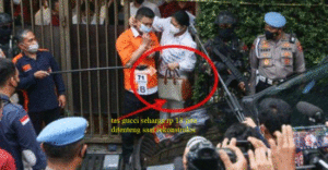 Luar Biasa, PC Nenteng Tas Gucci Seharga Rp 18 Juta Saat Rekonstruksi item-thumbnail